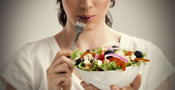 niña sosteniendo un plato de ensalada