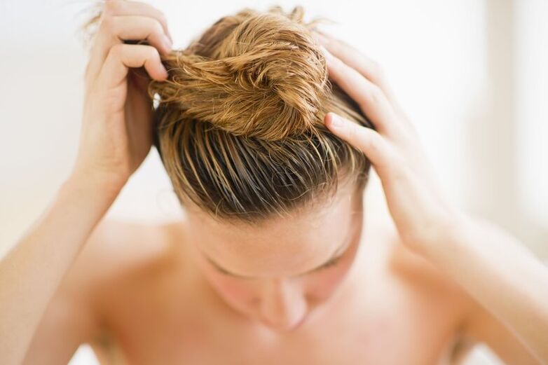 La niña se aplicó un producto anticalvicie en el cabello.